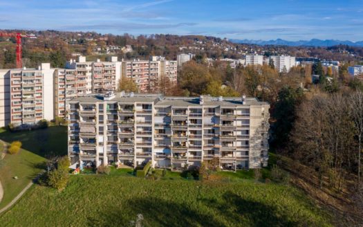 Appartement de 6 pièces au 1er étage avec balcon à Epalinges