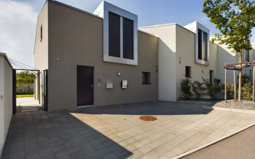 Rare villa jumelle de 4½ pièces d’environ 140m2 sur 3 étages à Crissier