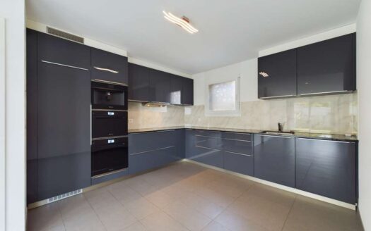 Rare villa jumelle de 4½ pièces d’environ 140m2 sur 3 étages à Crissier