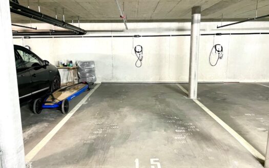 Place de parc intérieure avec borne de rechargement pour véhicules électriques