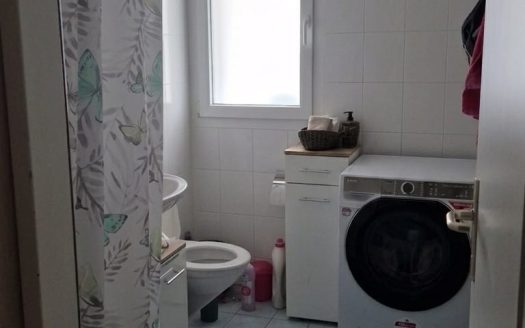 Appartement de 4.5 pièces au rez avec balcon à Nyon