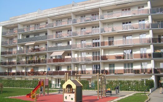 Appartement de 4.5 pièces au rez avec balcon à Nyon